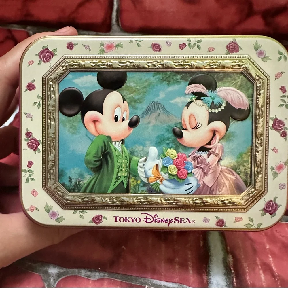 Disney Universal Studios Tokyo Japan Mickey and Minnie Cookie Tin